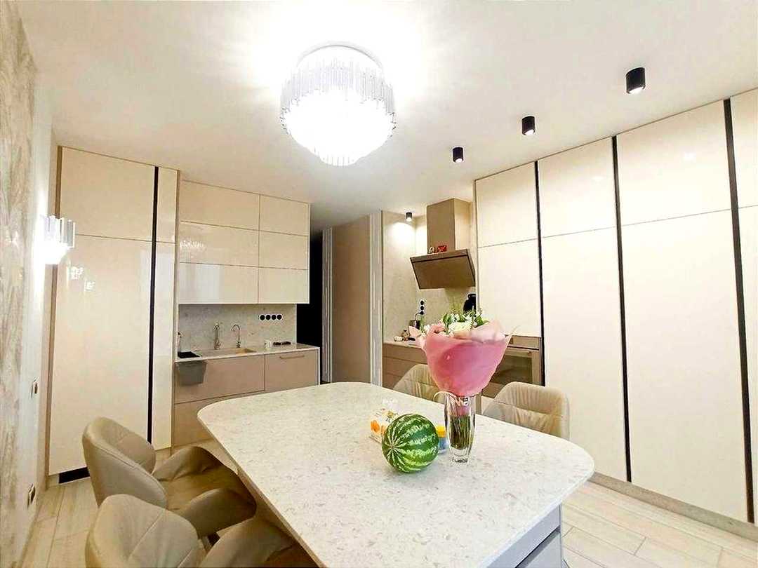 Дніпровський, Київ
