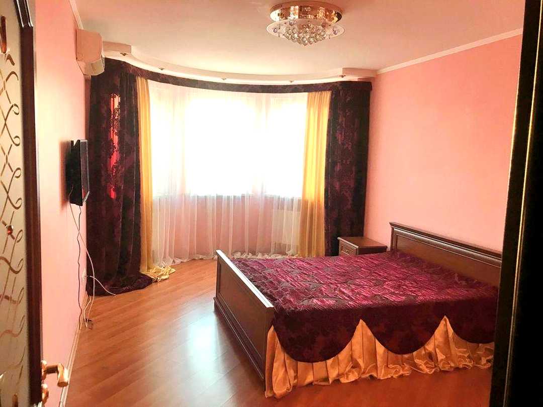 Дніпровський, Київ