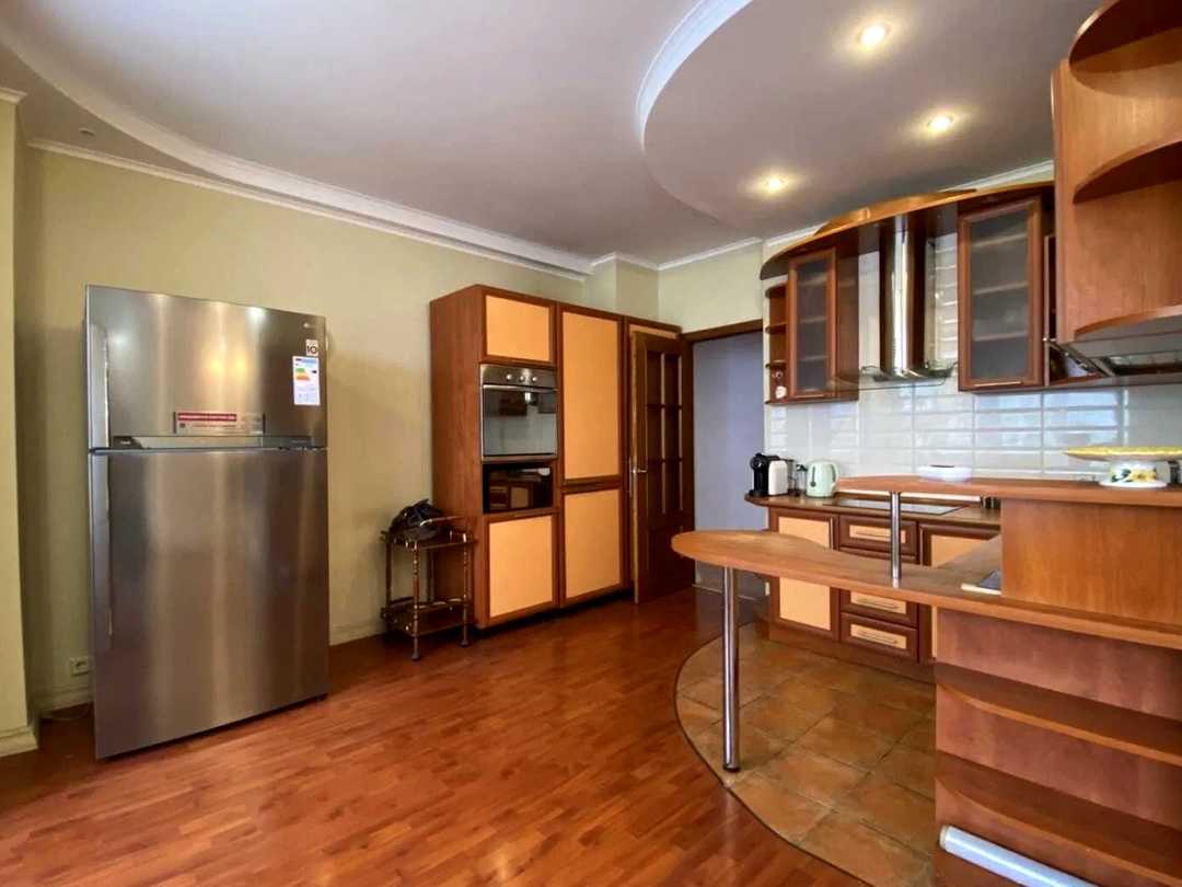 Дніпровський, Київ