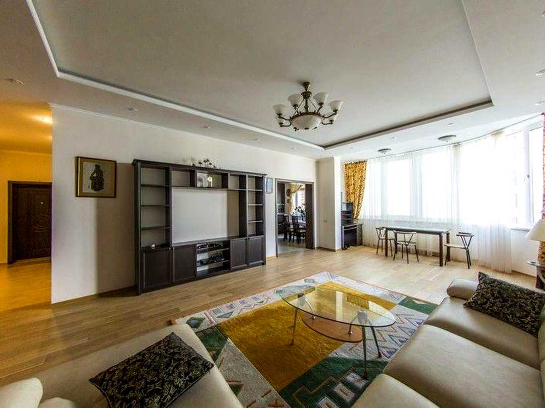 Дніпровський, Київ