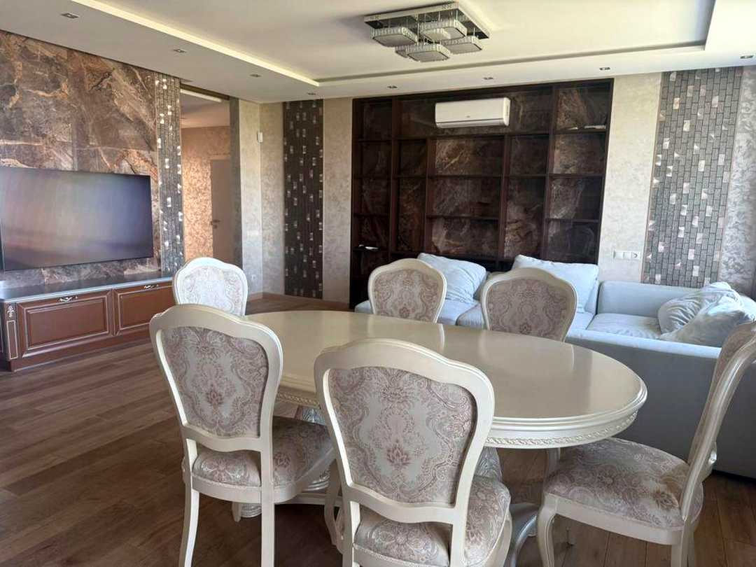 Дніпровський, Київ